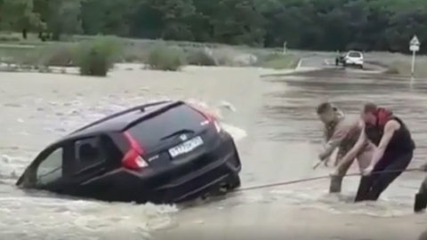 "Трос лопнет и несколько трупов": водители стали очевидцами происшествия на реке