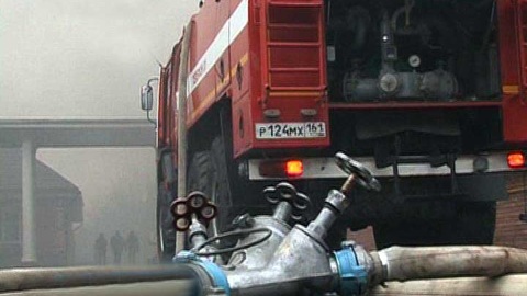Пожар на шахтинском рынке локализовали, огнем охвачено 900 кв. метров