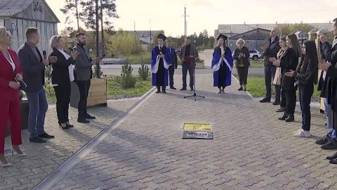 В Муравленко заложили капсулу времени и торжественно открыли Аллею лицеистов