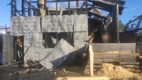 Пожар на деревообрабатывающем предприятии в Бабаево уничтожил кровлю и часть оборудования