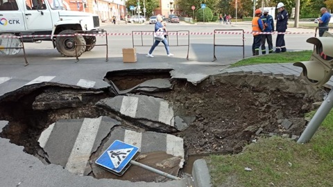 В центре Барнаула на пешеходном переходе обрушился асфальт