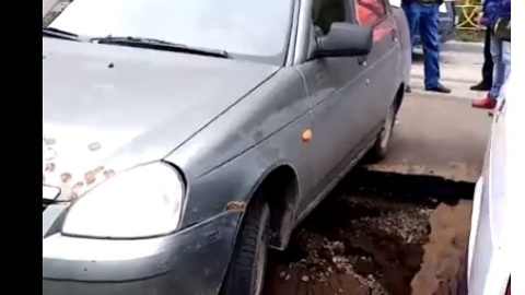 В Самаре машина зависла над коммунальной пропастью