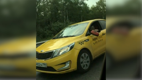 Подмосковный таксист отломил зеркало и попытался "прирастить" его обратно. Видео