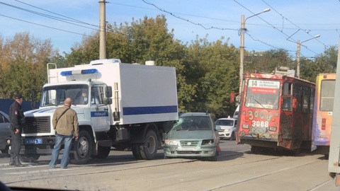 В Новосибирске произошло ДТП с участием полицейского автозака