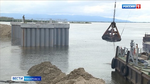 Амур в Хабаровске подбирается к жилым домам