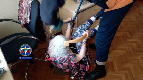 93-летняя жительница Новосибирска застряла в каркасе стеклянного стола