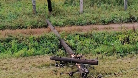 Падают столбы и рвутся провода. Стихия оставила поселки под Челябинском без света