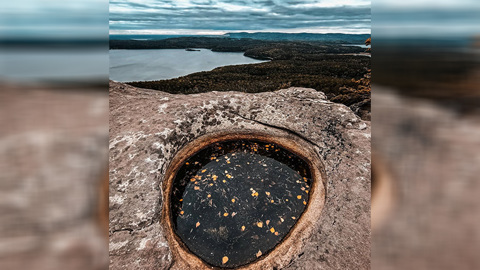 Идеальный круг. Туристы сфотографировали необычные лунки в горах Урала