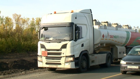 Инспекторы ДПС полчаса не могли остановить одурманенного наркотиками водителя бензовоза