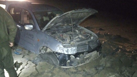 В Крыму автомобиль туристов застрял в пересохшем озере
