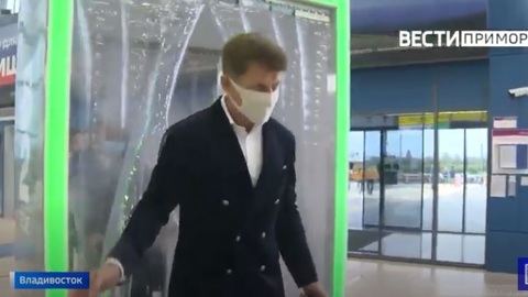Олег Кожемяко прошел через новый дезинфицирующий коридор в аэропорту Владивостока