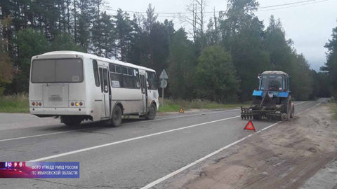 На ивановской трассе трактор столкнулся с пассажирским автобусом