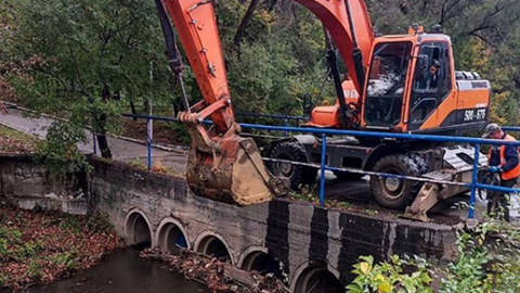 В подземном русле Бурхановки нашли старый матрас и диван