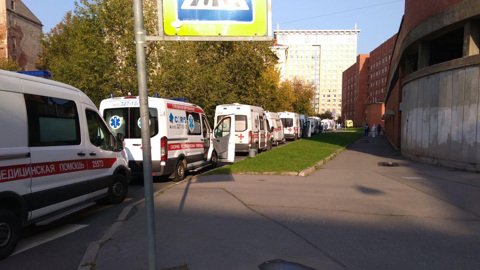 Смольный прокомментировал очередь из скорых у Покровской больницы