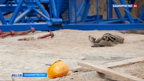 Рабочий рухнул с большой высоты со строящегося моста через Белую