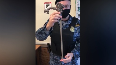 Красноярец пришел к судебным приставам узнать о задолженности со спрятанным в трости клинком