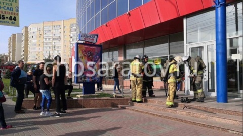 В результате возгорания ТЦ "Синий кит" в Саратовской области пострадала женщина