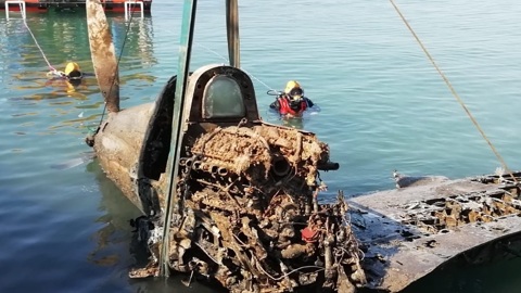 В Крыму из моря подняли уникальный самолет времен ВОВ