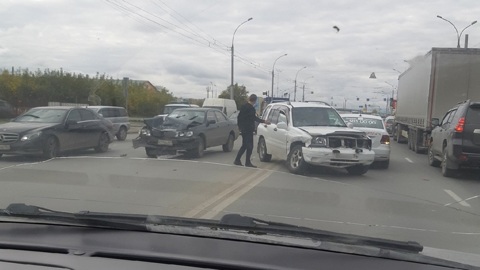 В Ленинском районе Новосибирска произошло тройное ДТП с участием такси