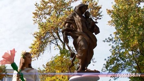 В Пензе открыли памятник Матери