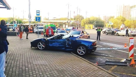 Ferrari протаранил маршрутку на северо-западе Москвы, есть пострадавшие. Видео