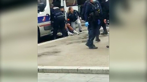 Нападение во Франции: двое мужчин атаковали полицейского. Новости на "России 24"