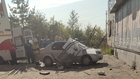 В Вичуге девушка упала с балкона на припаркованный автомобиль