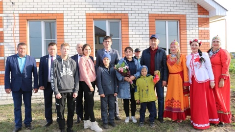 Власти Чувашии передали многодетной семье ключи от нового дома