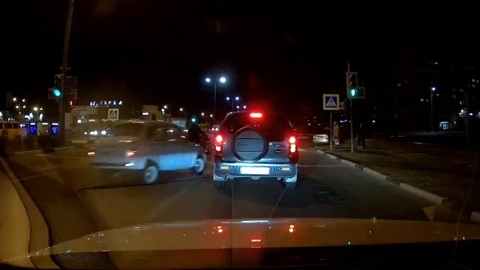 Раритетный "Запорожец" перевернулся и снес людей, стоявших на тротуаре. Видео