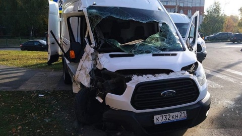 В Чебоксарах грузовой фургон задел автобус с пассажирами