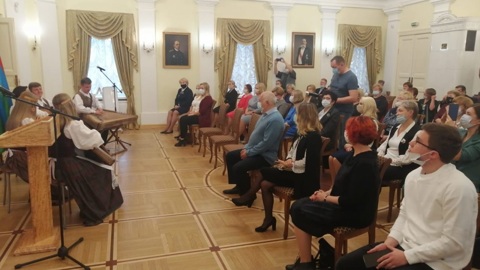В столице Карелии проходит торжественная церемония награждения учителей
