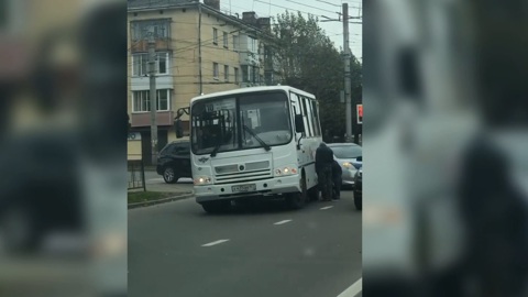 Автобус потерял колеса в центре Смоленска