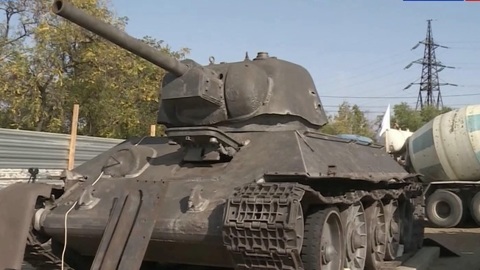 Легендарный танк Т-34 вернулся с Парада Победы на постамент в Кемерове