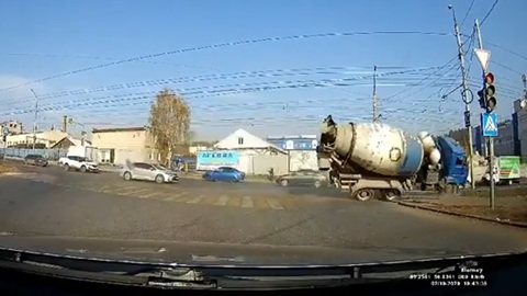Водитель грузовика спас легковушку и попал в серьезное ДТП с переворотом. Видео