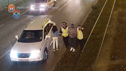 Мужчина угрожал ребенку пистолетом, вымогая у его матери деньги