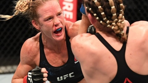 Холм победила Алдану в главном поединке турнира UFC