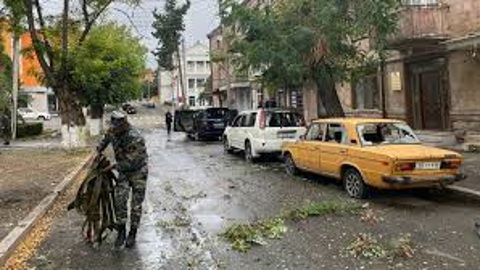 В Степанакерте включили сирену воздушной тревоги