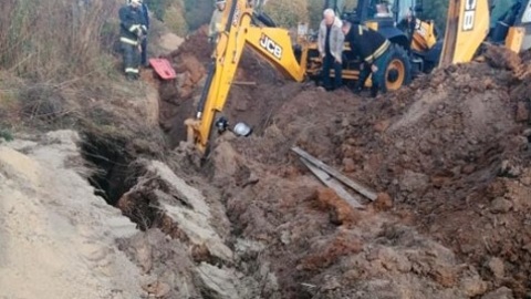 Двоих рабочих засыпало в траншее в Калужской области