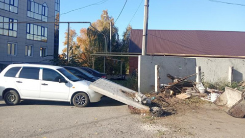 В Сызрани бетонная плита рухнула сразу на два автомобиля