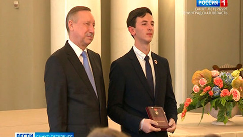 В День учителя Александр Беглов вручил награды 100 лучшим петербургским педагогам