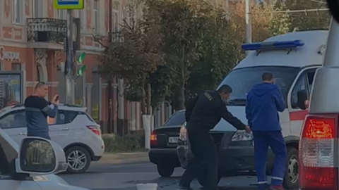 В центре Ростова произошло ДТП с участием скорой помощи