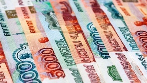 Школьница раздавала друзьям деньги, доказывая свое богатство