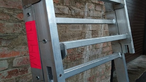 В Липецкой области маляр сорвалась с лестницы и получила тяжелую травму