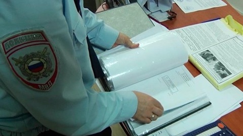 Мужчина напал на участкового, мешавшего ему кидать камни в окно знакомой