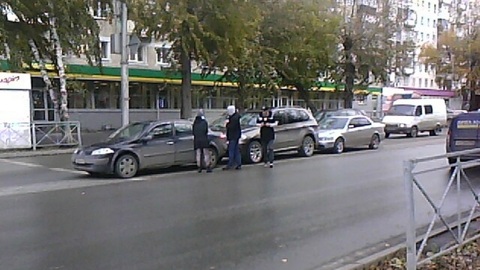 Летнюю на зимнюю: в Новосибирске столкнулись три машины из-за гололеда