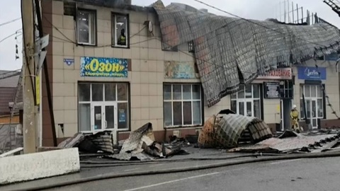 Загоревшееся офисное здание в Ачинске тушили четыре часа