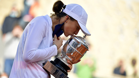 Полька Ига Свентек выиграла теннисный Roland Garros
