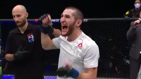 Российский боец Уланбеков победил Силву в дебютном бою в UFC