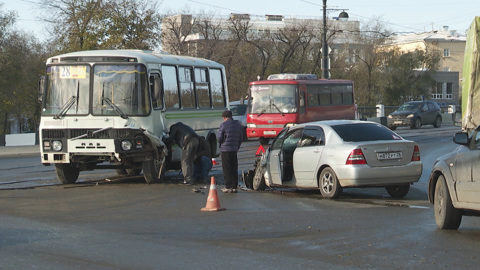 В Иркутске автобус столкнулся с легковым автомобилем