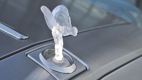 Rolls-Royce снимает мерцающую статуэтку с капотов "Фантомов"